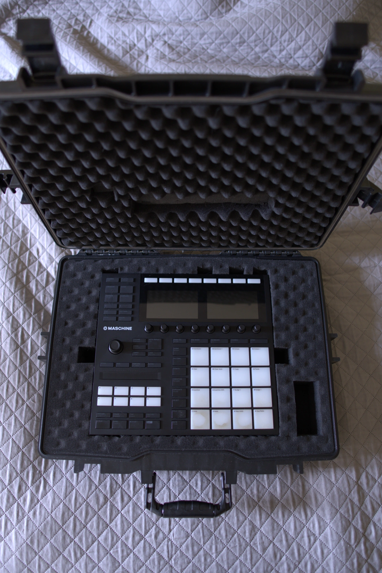 Finished DIY hard case for Maschine MK3 open and ready to use