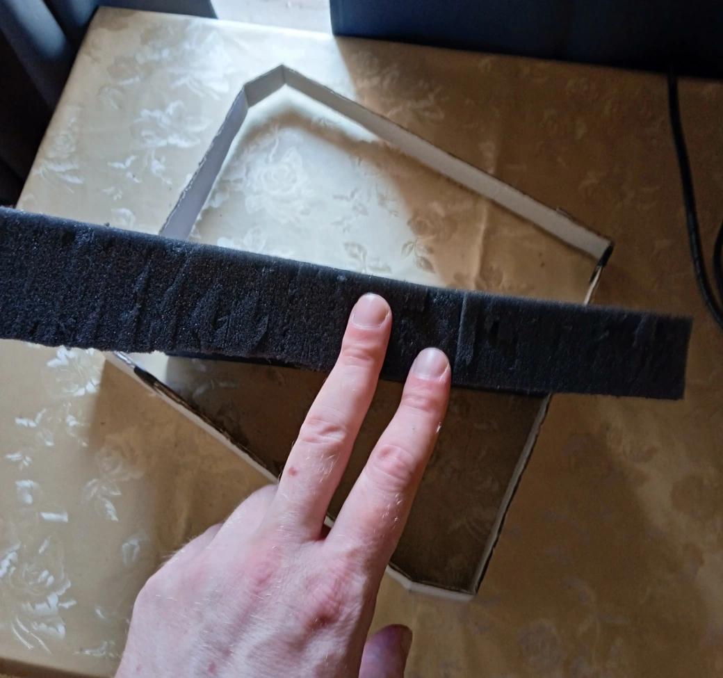 Angled foam block remaining after cut ready to return to Maschine MK3 case