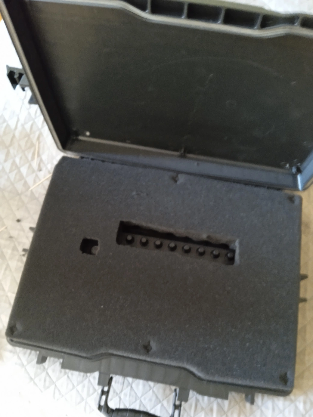 Lid foam with relief holes cut for Maschine MK3 encoder knobs to prevent compression